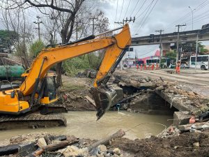 limpeza do rio após a chuva em Nova Iguaçu