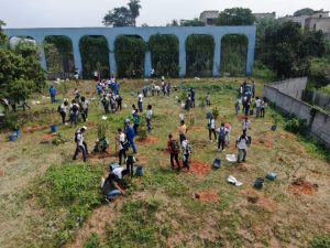 Alunos de Nova Iguaçu fazendo plantio