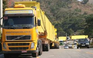 Carretas de grande porte na rodovia