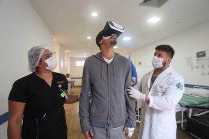 Paciente fazendo tratamento com realidade virtual