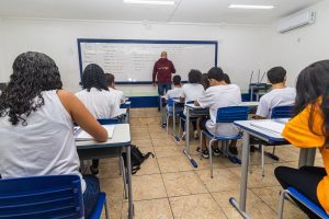 Professor dando aula na rede Estadual de Ensino