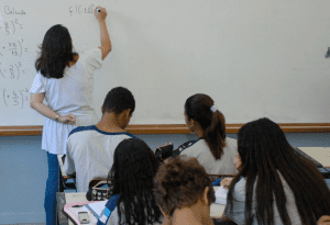 Professora dando aula em colégio estadual do RJ