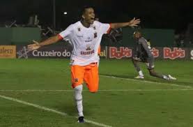 Maicon comemorando gol