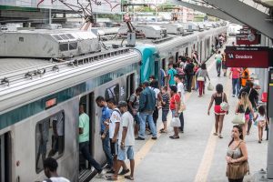 Passageiros entrando no trem da Supervia