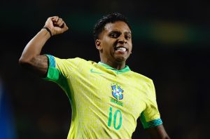 Rodrygo comemorando o gol