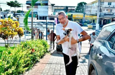 Márcio Canella resgatou o cachorro durante uma operação policial no bairro Santa Teresa – Foto: Jeovani Campos/PMBR
